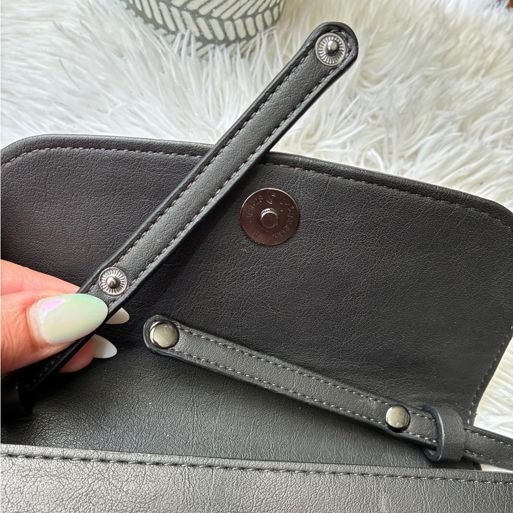 Simply Vera Vera Wang Signature Envelope Crossbody Bag 🩶 - Picture 9 of 12